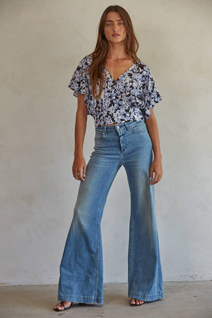 L7699 | Woven Polyester Floral Print V-Neck Short Sleeve Top