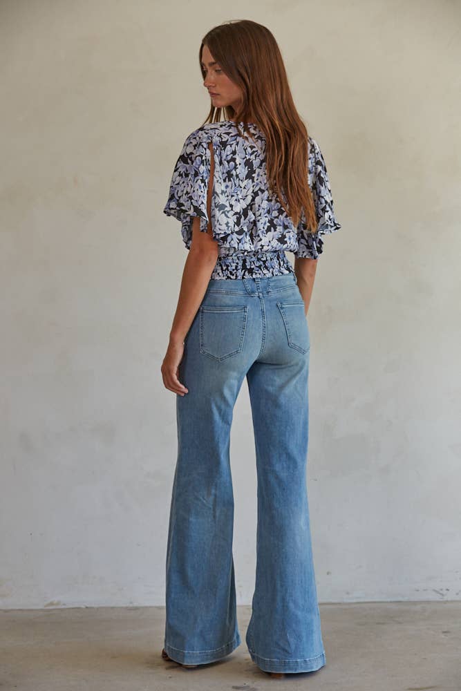 L7699 | Woven Polyester Floral Print V-Neck Short Sleeve Top